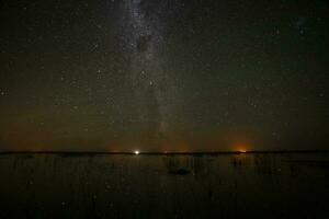 sterrenhemel lucht weerspiegeld in de water, la pampa provincie, Patagonië, Argentinië. foto