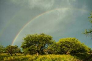 landelijk landschap en regenboog, buenos aires provincie , Argentinië foto