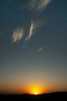 zonsondergang in pampa landschap, la pampa provincie, Patagonië, Argentinië. foto