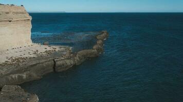 kliffen landschap in schiereiland valdes, UNESCO wereld erfgoed plaats, chubut provincie, Patagonië, Argentinië. foto