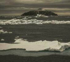 wild bevroren landschap, antarctica foto