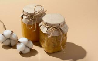 potten met honing en noten. walnoten in honing. katoen net zo decor foto