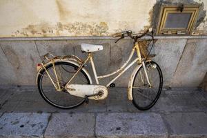 witte oude fiets foto