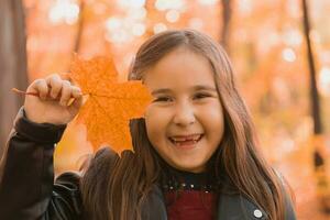 herfst emotioneel portret van lachend kind wandelen in park of Woud foto