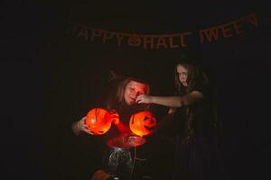 twee halloween heksen maken een toverdrank en toveren in halloween nacht. magie, vakantie en mysticus concept. foto