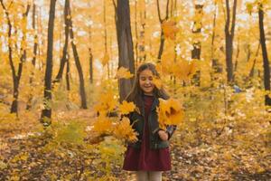 herfst emotioneel portret van lachend kind wandelen in park of Woud foto