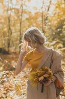 portret van mooi jong vrouw wandelen buitenshuis in herfst. vallen seizoen en elegant meisje concept. foto