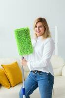 schoonmaak vrouw Holding een zuigmond dweilen - huis schoonmaak concept foto