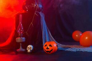 symbool van halloween. jack-o-lantern Aan een donker achtergrond. halloween kaart. lamp in decoraties. achtergrond. foto