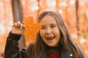 herfst emotioneel portret van lachend kind wandelen in park of Woud foto