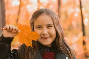 herfst emotioneel portret van lachend kind wandelen in park of Woud foto