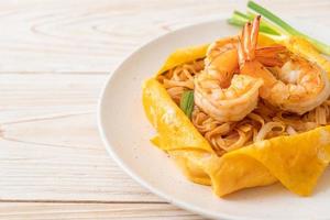 thaise roergebakken noedels met garnalen en eierwrap of pad thai foto