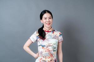 gelukkige mooie jonge aziatische vrouw draagt chinese traditionele kleding foto