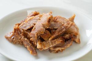 gegrilde varkensnek of houtskoolgekookte varkensnek met Thaise pittige dipsaus foto