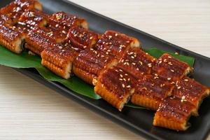 gesneden gegrilde paling of gegrilde unagi met saus -kabayaki - japans eten stijl foto