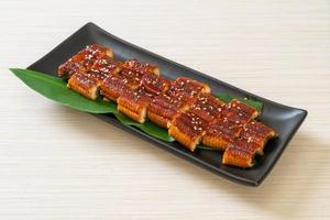 gesneden gegrilde paling of gegrilde unagi met saus -kabayaki - japans eten stijl foto