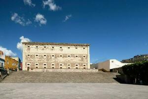 alhondiga de granaditas een historisch gebouw in guanajuato, Mexico, tegen een bewolkt lucht foto