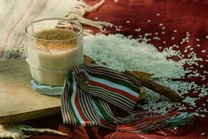 in Mexico, een tafel is reeks met heerlijk voedsel en verfrissend drankjes Leuk vinden horchata. foto