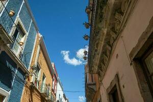 een guanajuato, Mexico, een levendig stadsgezicht met blauw luchten, historisch gebouwen, en geplaveide straten foto