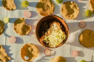 in Mexico, de levendig rood pozole is een heerlijk traditioneel comfort voedsel foto