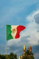 de Mexicaans vlag stijgt hoog tegen de lucht, symboliseert nationaal trots gedurende de evenement. foto