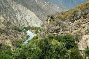 blauw rivier- in tolantongo, Mexico. majestueus bergen, weelderig planten, sereen wateren foto