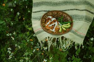 in Mexico, chilaquiles zijn een heerlijk en populair schotel gemaakt met gebakken tortilla's, saus foto