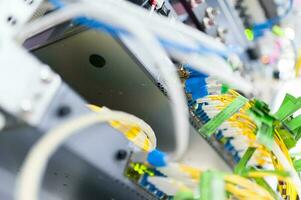 glasvezel met servers in een technologisch datacenter foto