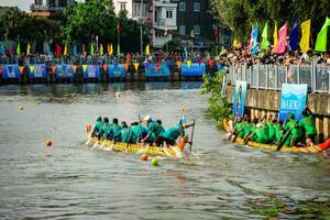 ho chi min, viet naam - 23 april 2023 wazig beweging van boot racing in de traditioneel ngo boot racing festival van Khmer mensen foto