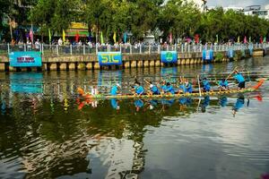 ho chi min, viet naam - 23 april 2023 wazig beweging van boot racing in de traditioneel ngo boot racing festival van Khmer mensen foto