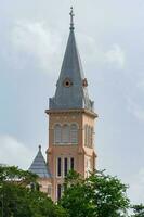 da lat kathedraal, kathedraal van de kip Aan blauw lucht achtergrond. foto