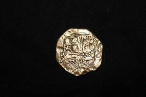 goud en zilver munten gelegd uit Aan Scherm. foto