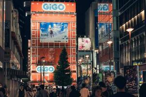 akihabara Tokio, Japan mei 05 2023 Tokio neon nachten akihabara na donker - stadsgezicht, speelhal gamen, en 's nachts geneugten foto