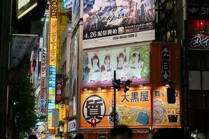 akihabara Tokio, Japan mei 05 2023 Tokio neon nachten akihabara na donker - stadsgezicht, speelhal gamen, en 's nachts geneugten foto