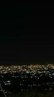 nacht visie van de stad van de top van de heuvel foto