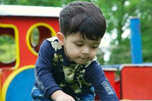 schattig Aziatisch Pakistaans baby is genieten van de mooi zonnig dag Bij afweren kinderen en openbaar park van luton stad- van Engeland uk. laag hoek beeld was gevangen genomen Aan april 03e, 2023 foto