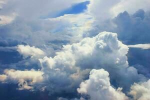 mooi visie van een aarde en lucht - verbazingwekkend lucht met wolken foto