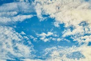 mooi visie van een aarde en lucht - verbazingwekkend lucht met wolken foto