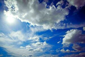 mooi visie van een aarde en lucht - verbazingwekkend lucht met wolken foto