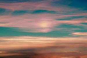 mooi visie van een aarde en lucht - verbazingwekkend lucht met wolken foto