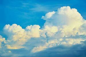 mooi visie van een aarde en lucht - verbazingwekkend lucht met wolken foto