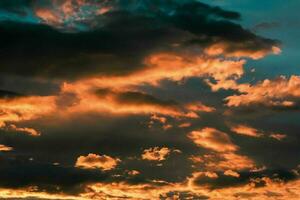 mooi visie van een aarde en lucht - verbazingwekkend lucht met wolken foto