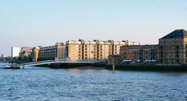 laag hoek visie van centraal Londen gebouwen en rivier- Theems Bij kanarie werf centraal Londen. de beeldmateriaal was gevangen genomen gedurende zonsondergang over- Londen stad van Engeland uk Aan juni 08, 2023 foto