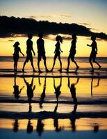 silhouetten van vrienden genieten van strand activiteiten samen foto