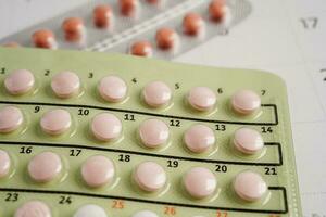 zwangerschap test met geboorte controle pillen voor vrouw Aan kalender, ovulatie dag. foto
