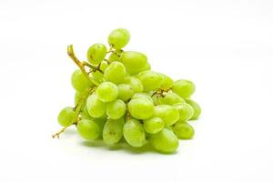 groen druiven geïsoleerd. realistisch groen druiven Aan een wit achtergrond. foto