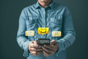 een cliënt gebruik smartphone selecteer Aan de vijf ster naar geven tevredenheid in service.beoordeling heel onder de indruk.klant onderhoud en tevredenheid concept. foto