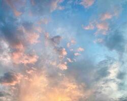 mooi lucht met wolk voordat zonsondergang, verontrustend dramatisch zonsondergang. foto