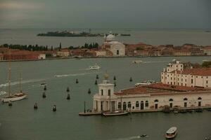 Venetië, een betoverend stad in Italië, vol van geschiedenis en middeleeuws architectuur. foto