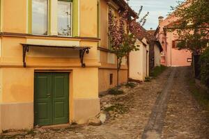 een mooi middeleeuws citadel stad van sighisoara in de hart van Roemenië, Transsylvanië reizen bestemming in oostelijk Europa. foto